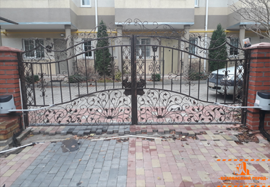 Установка рычажной автоматики для распашных ворот 