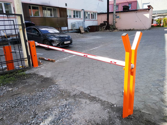 Шлагбаум с двумя видеодомофонами