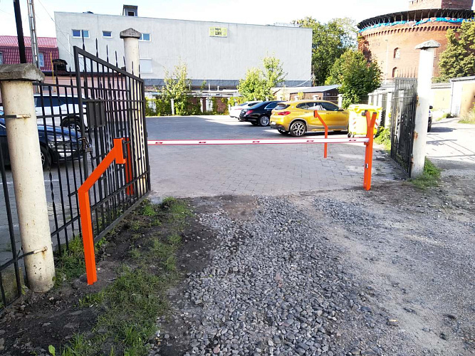 Шлагбаум с двумя видеодомофонами