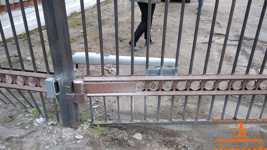Установка автоматики для распашных ворот в Гусеве