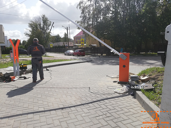Установка шлагбаума на многоквартирный дом