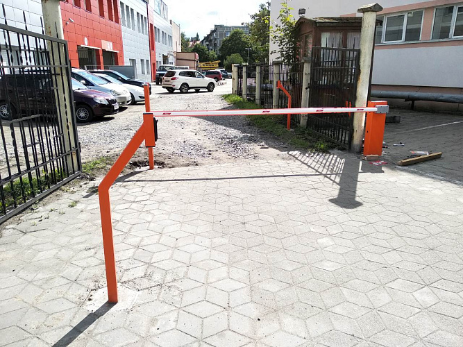 Шлагбаум с двумя видеодомофонами