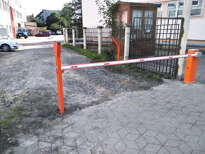 Шлагбаум с двумя видеодомофонами