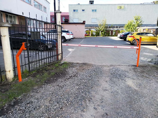 Шлагбаум с двумя видеодомофонами