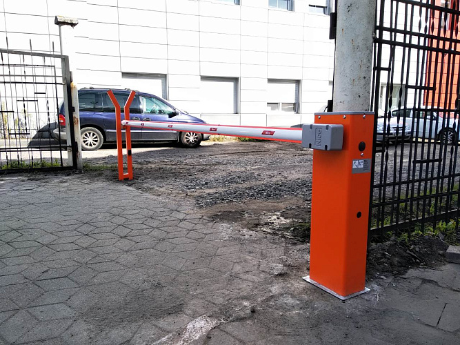 Шлагбаум с двумя видеодомофонами