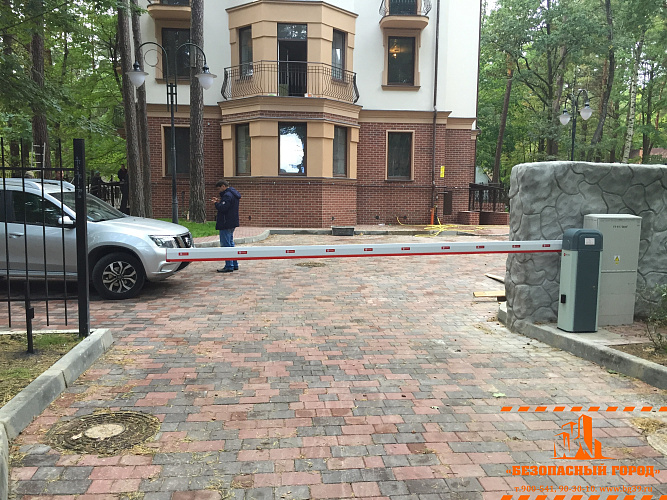 Монтаж четырехметрового шлагбаума в Светлогорске